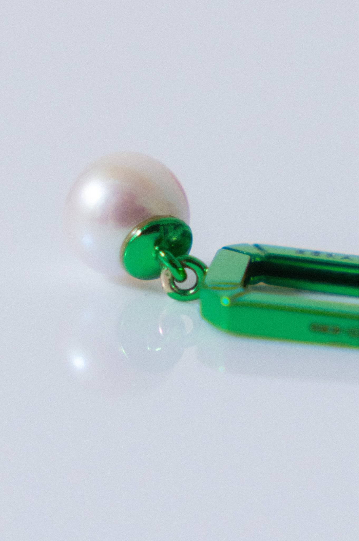 Bessette - EÉRA Metallic Green Mini Pearl Earring