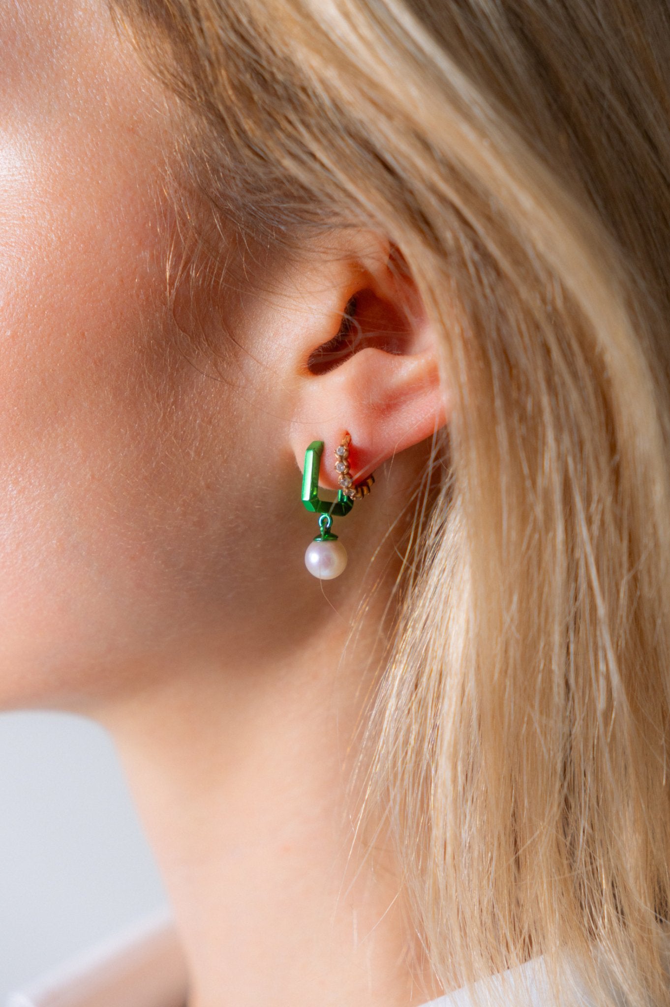 Bessette - EÉRA Metallic Green Mini Pearl Earring