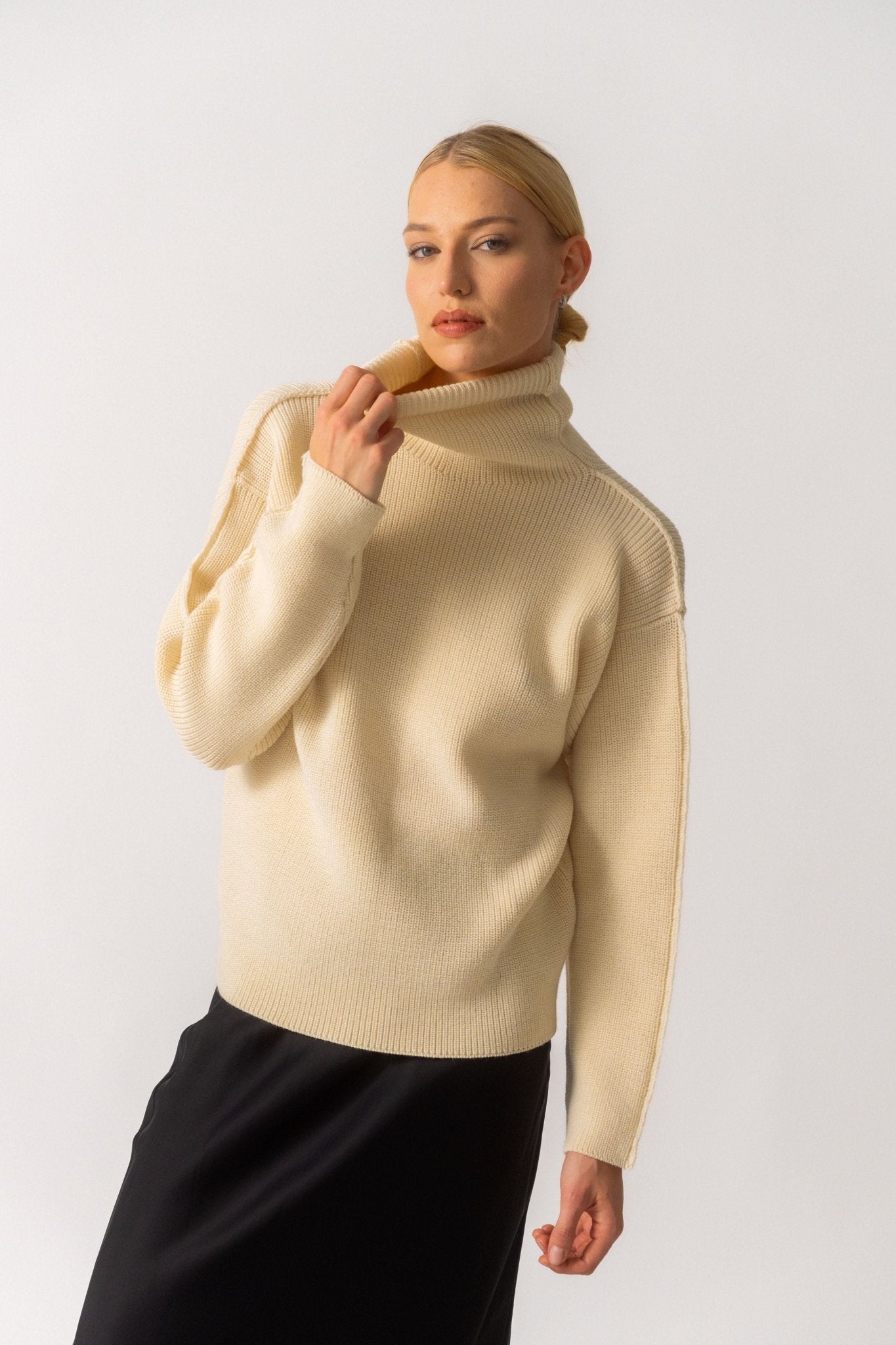 Bessette - Róhe Off - White Unisex Turtleneck Seam - Detail Sweater (XSmall & XLarge)