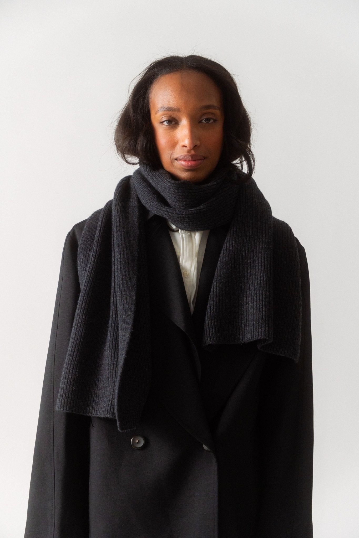 Toteme - Toteme Embroidered Monogram Wool Cashmere Scarf Dark Grey