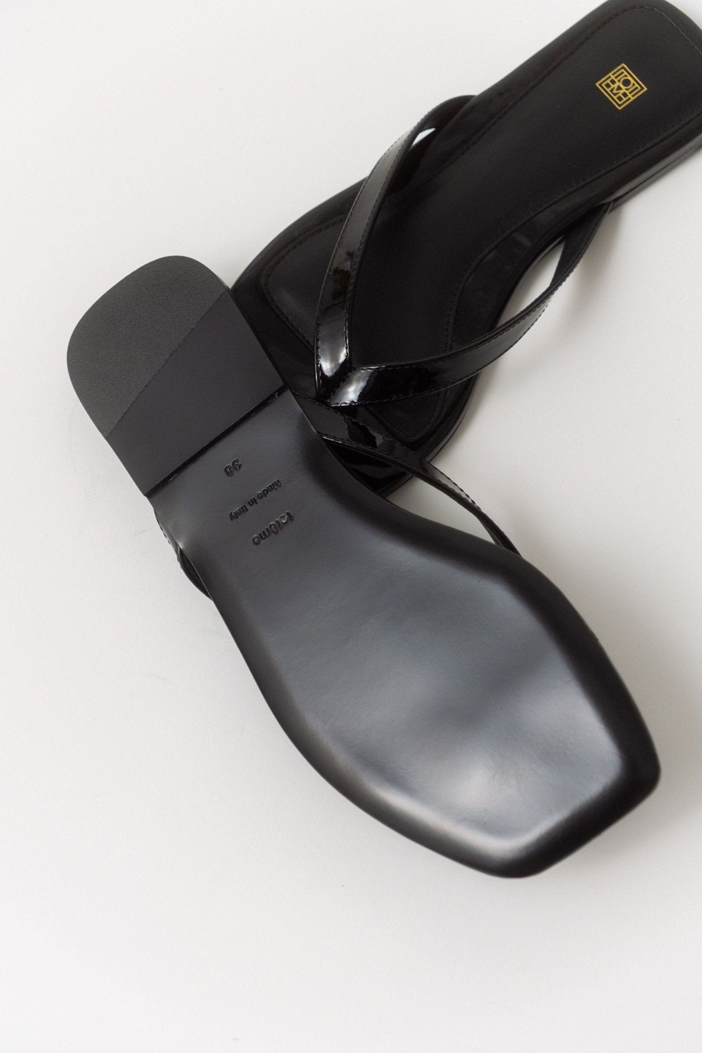 Bessette - Toteme The Flat Flip Flop (36 EU & 40 EU)